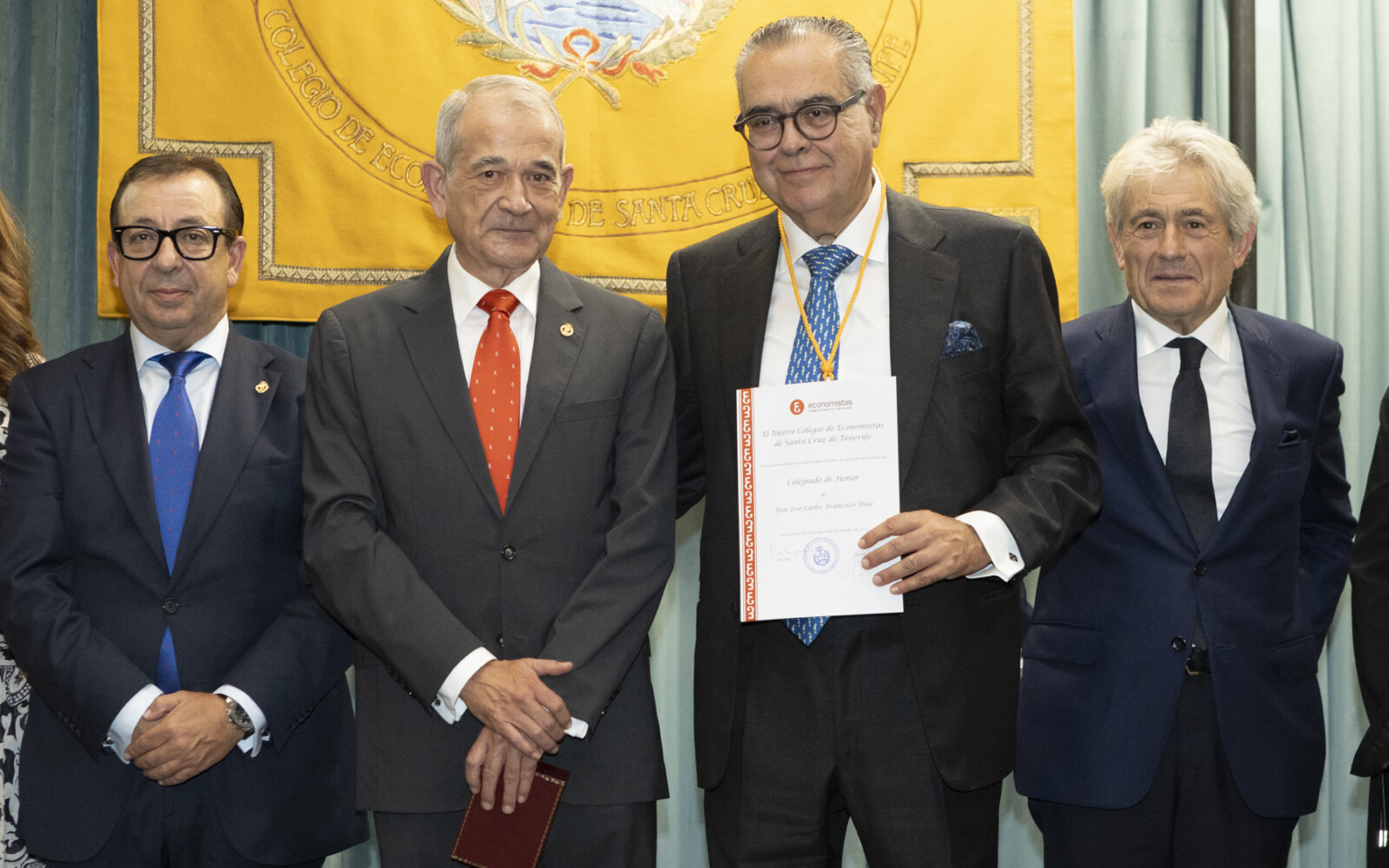 José Carlos Francisco Díaz recibe el galardón como Colegiado de Honor del Colegio de Economistas de Santa Cruz de Tenerife