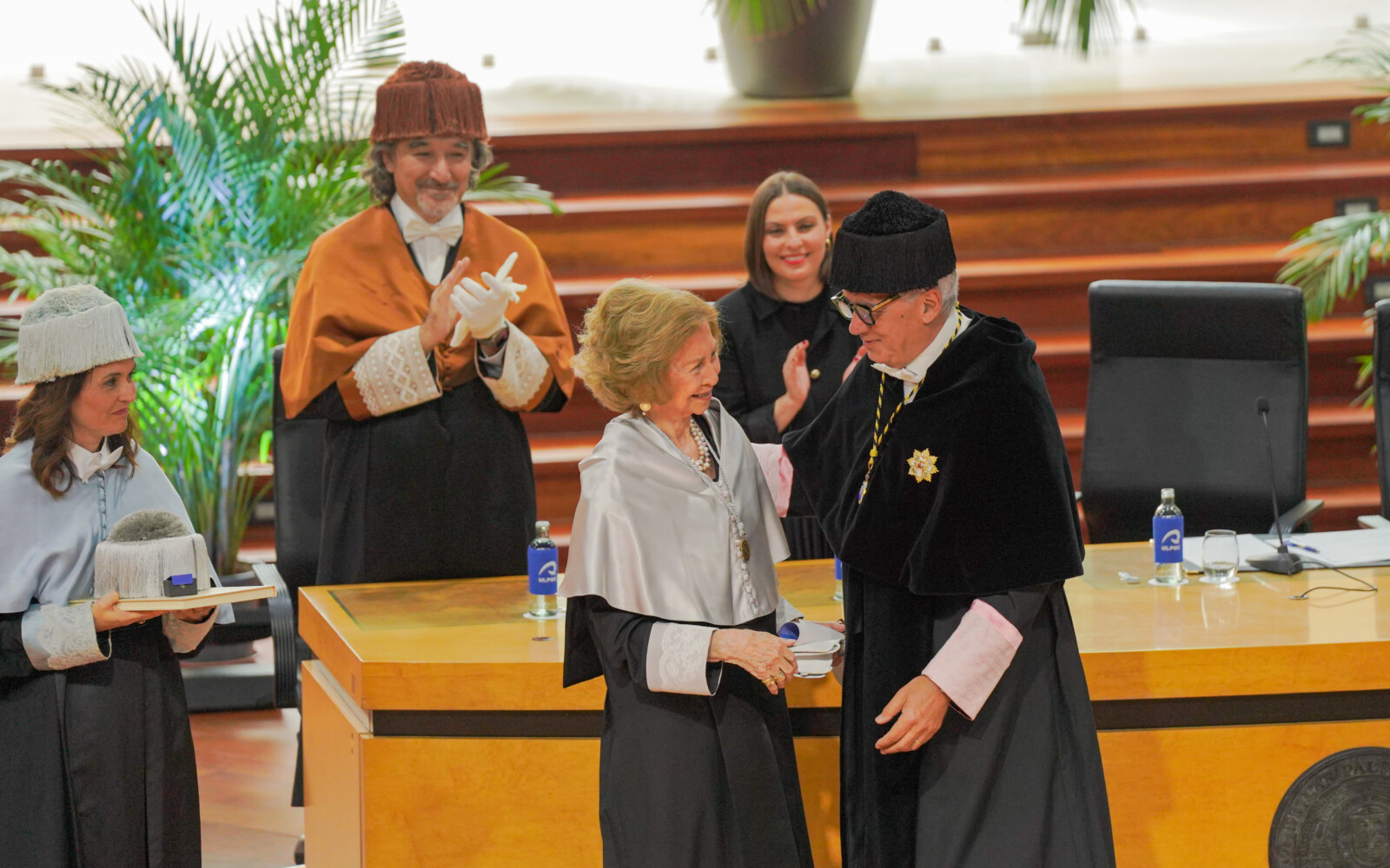 La Secretaria General del CES de Canarias asiste a la investidura como Doctora Honoris Causa de SM la Reina Doña Sofía